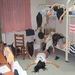 一群男的面无表情跳舞8