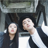 一笔画出斜眼看人的美女头像10