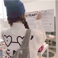 最开心美女室内微信头像8