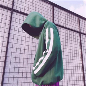 带玫瑰的黑白头像男生8