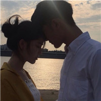 美女在海边奔跑头像7