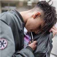 摸后脑勺的黑色口罩头像男8