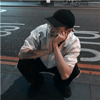 蹲下男生炫酷头像6