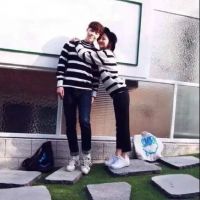 那个头像是一个小男孩拿着个花,女孩坐在凳子上笑1