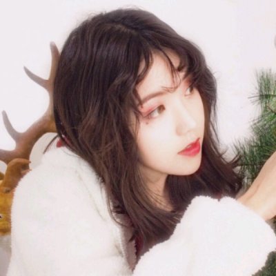 强忍泪水的伤感女生头像14
