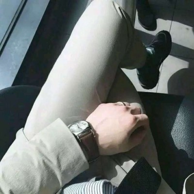 女生打着伞的头像黑色6