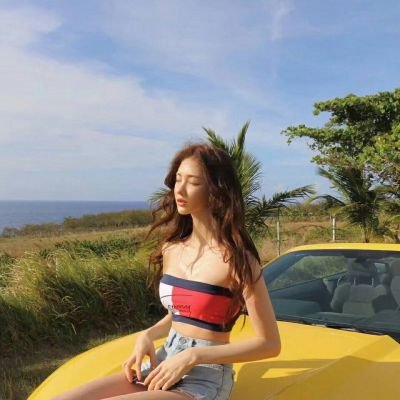 最新黑白伤感头像女生背影8