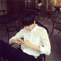 一个的头像孤独男拿手机的11