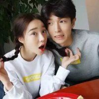 靠窗女生头像2