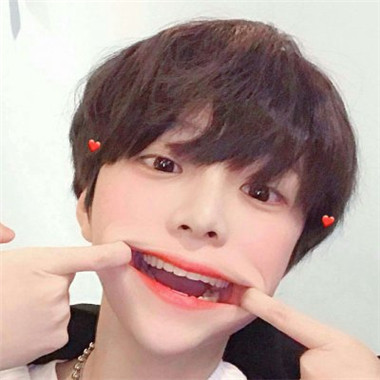戴小绵羊头盔的男生头像8
