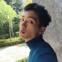 帅哥靠车的伤感头像1