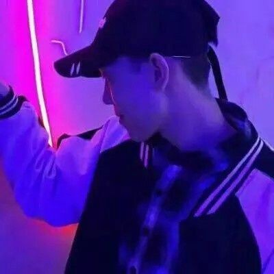 卡通女生低头学习的头像3
