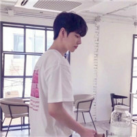 头像图片伤感坐着背影7