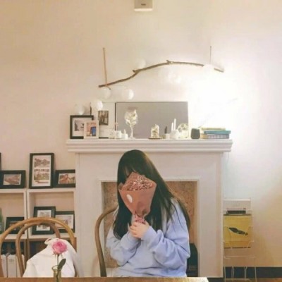 美女在下雨时的头像13
