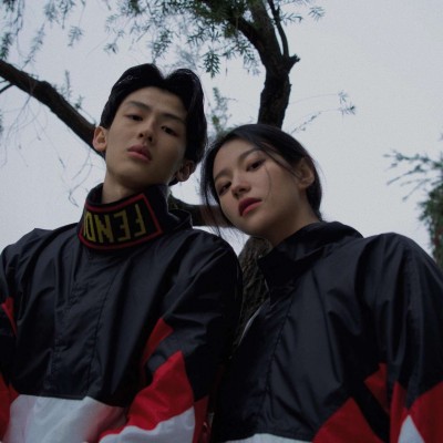 美女戴口罩黑白头像2
