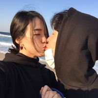坐凳子女生黑白头像9