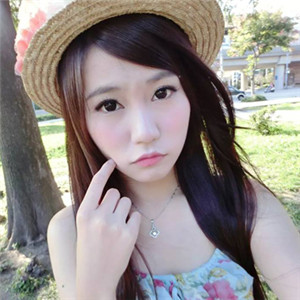 黄色衣服戴帽子的微信头像2