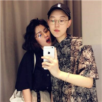 黑色背景个性头像女10