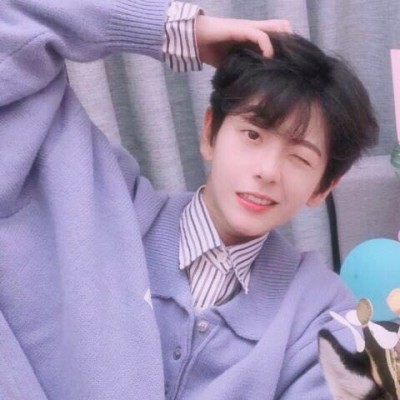 那个头像是一个小男孩拿着个花,女孩坐在凳子上笑3
