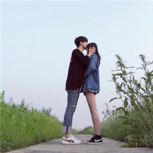 白发红瞳的动漫女古风情侣头像7