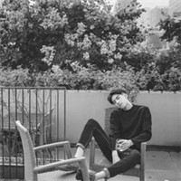 男生抱猫的黑白头像个性网6