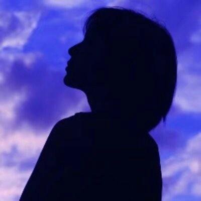 女生抱哭泣男生头像图片唯美6