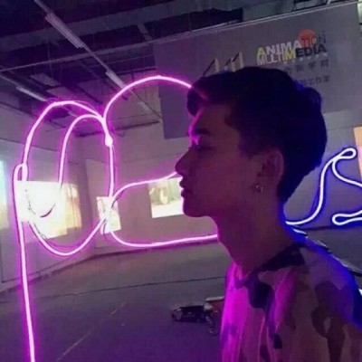 手拿书本的个性头像女5