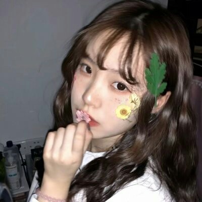 强忍泪水的伤感女生头像6