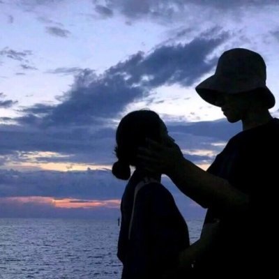 手中拿烟的炫酷女头像2