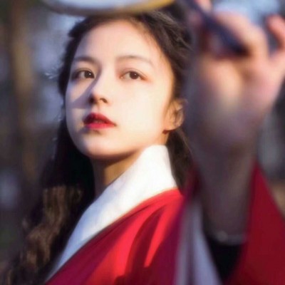 美女黄色头像的衣服是什么牌子12
