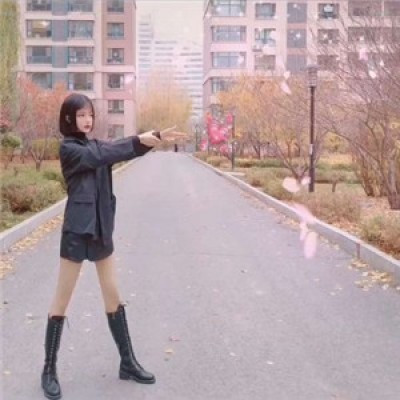 黑色背景个性头像女8