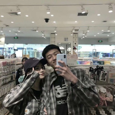 卡通拿手机的女生头像图片5