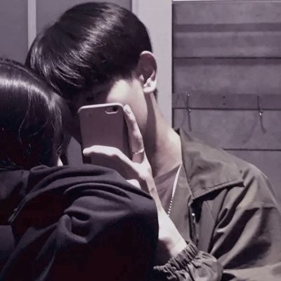 手中拿烟的炫酷女头像5