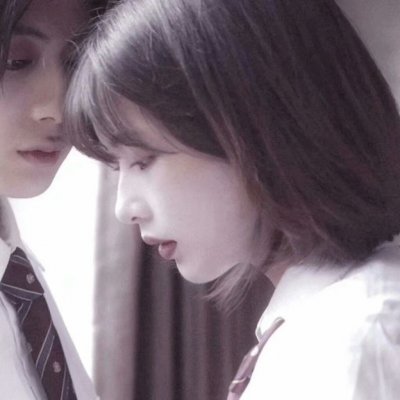 女生托腮的黑白头像2