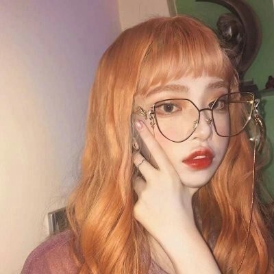 黄色衣服戴帽子的微信头像6