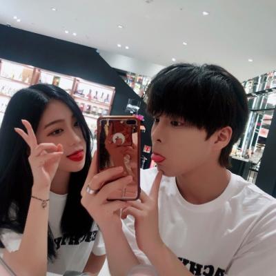 美女与狗的微信头像图片12