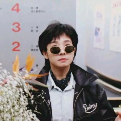带手机的男生头像4