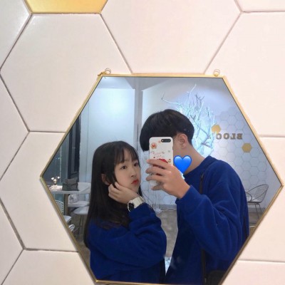 拿相机的港风女生头像6