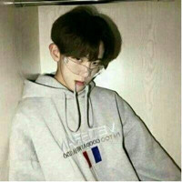 男生拿变身器照片头像3