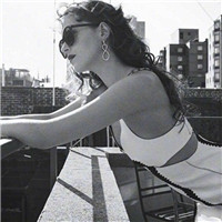 美女背影图片黑白伤感带字头像2