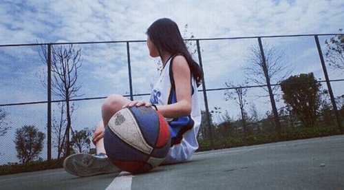 NBA的价值有多少？我也不清晰，但随便一个球星都有上千万美元的年收入吧。